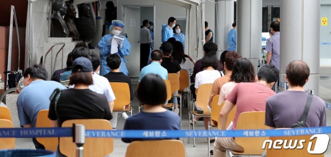 8일 오전 서울 서대문구 신촌 세브란스병원 내 선별진료소에서 신종 코로나 바이러스 감염증(코로나19) 검사를 받기위해 시민들이 대기하고 있다. /사진=뉴스1