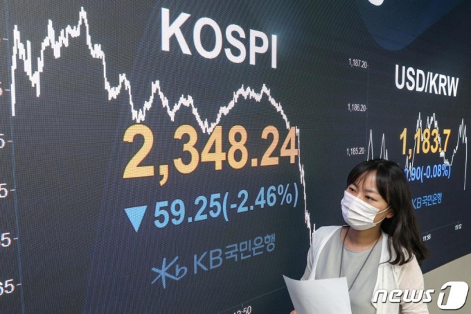 18일 오후 서울 영등포구 KB국민은행 여의도지점 스마트딜링룸에서 직원이 업무를 보고 있다. /사진=뉴스1