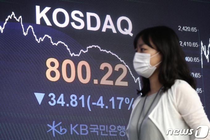 18일 오후 서울 영등포구 KB국민은행 여의도지점 스마트딜링룸에서 직원이 업무를 보고 있다. /사진=뉴스1