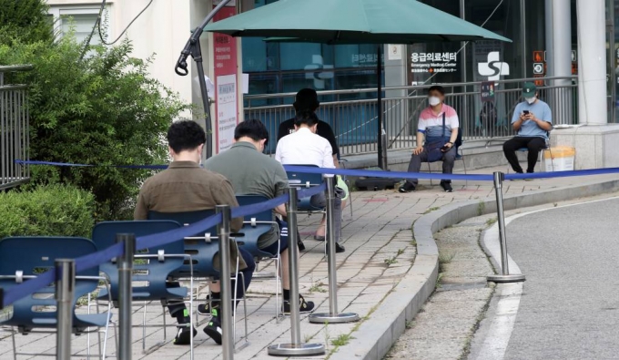 18일 서울 중랑구 서울의료원 선별진료소에서 시민들이 신종 코로나바이러스 감염증(코로나19) 검사를 받기 위해 대기하고 있다. /사진=뉴시스