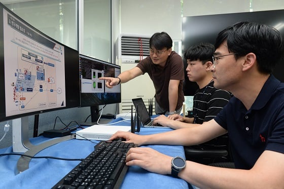 ETRI 연구진들이 5G 엣지 보안 취약점을 검증하기 위해 테스트베드를 점검하는 모습(왼쪽부터 박종근 책임연구원, 김민재 UST학생연구원, 이종훈 책임연구원)/사진=ETRI