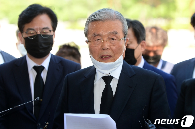 [사진] 5·18에 대해 사과하는 김종인 위원장