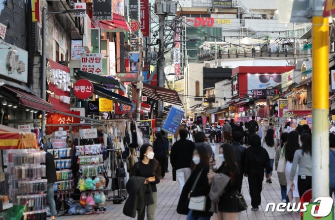 지난 5월 서울 마포구 홍대거리가 시민들로 북적이고 있다. /사진=뉴스1