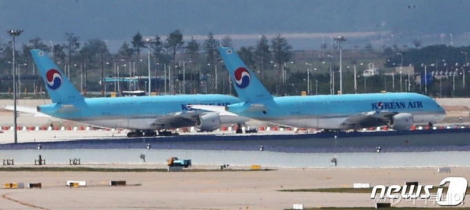 인천국제공항 계류장에 서 있는 대한항공 여객기의 모습.2020.7.7/뉴스1