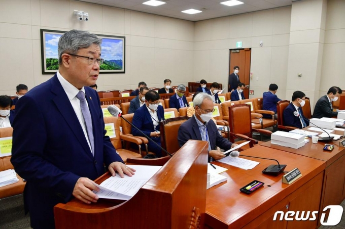 (서울=뉴스1) 신웅수 기자 = 이재갑 고용노동부 장관이 21일 오전 국회에서 열린 환경노동위원회 전체회의에서 업무보고를 하고 있다. 2020.8.21/뉴스1