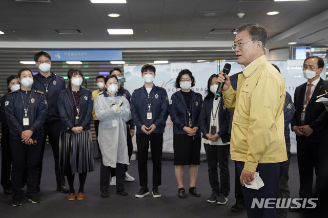 [서울=뉴시스]문재인 대통령이 7일 인천국제공항 입국 검역소를 방문해 코로나19 방역 최일선 현장에서 근무하고 있는 인천공항 검역소 관계자를 비롯한 관계부처 직원들을 격려하고 있다.(사진=청와대 제공) 2020.04.07.   photo@newsis.com