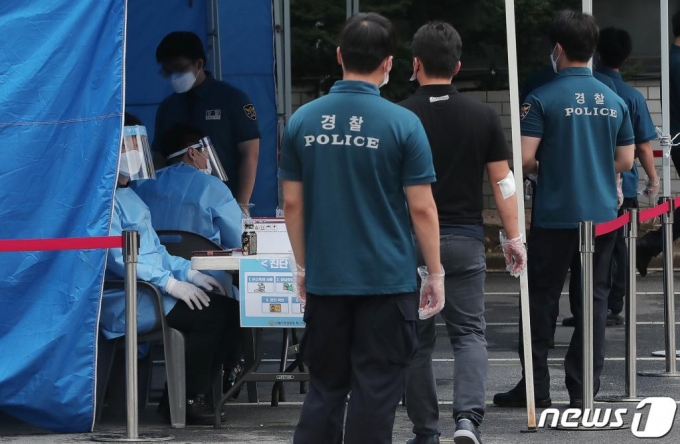 21일 오후 서울 중구 서울지방결찰청 기동본부에 마련된 신종 코로나바이러스 감염증(코로나19) 선별진료소에서 대원들이 진단검사를 위해 줄을 서고 있다. /사진제공=뉴스1