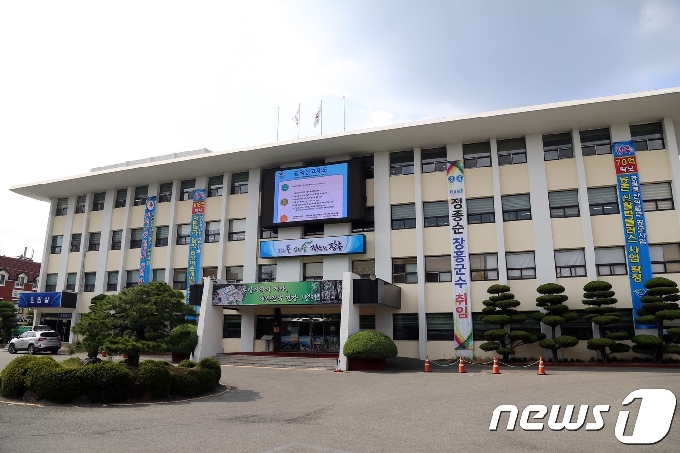 장흥군청 전경. 1977년 건립돼 노후된 청사의 신축 문제를 놓고 집행부와 의회간 대립이 깊어지고 있다. /뉴스1