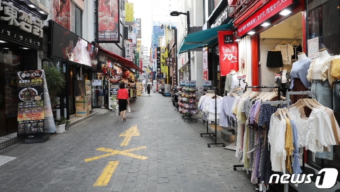 [사진] 세일해도 사람없는 명동거리