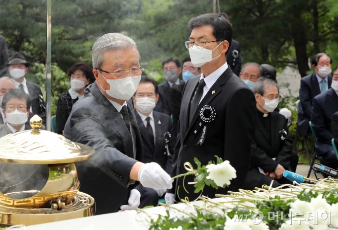 미래통합당 김종인 비상대책위원장이 18일 오전 서울 동작구 국립서울현충원에서 열린 고(故) 김대중 대통령 서거 11주기 추도식에서 헌화하고 있다. 사진=홍봉진 기자(국회사진취재단)