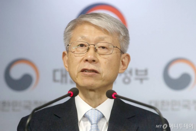 최기영 과학기술정보통신부 장관이 17일 오후 서울 종로구 정부서울청사 브리핑룸에서 인공지능(AI) 국가전략에 대해 발표하고 있다. / 사진=강민석 기자 msphoto94@