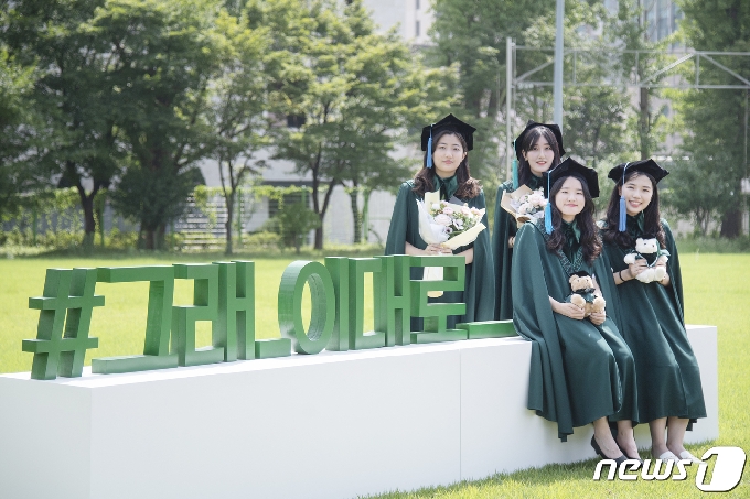 이화여대 학생들이 지난 24일 캠퍼스에서 학위복을 입고 기념촬영을 하며 학위수여식이 취소된 아쉬움을 달래고 있다. (이화여대 제공)/뉴스1
