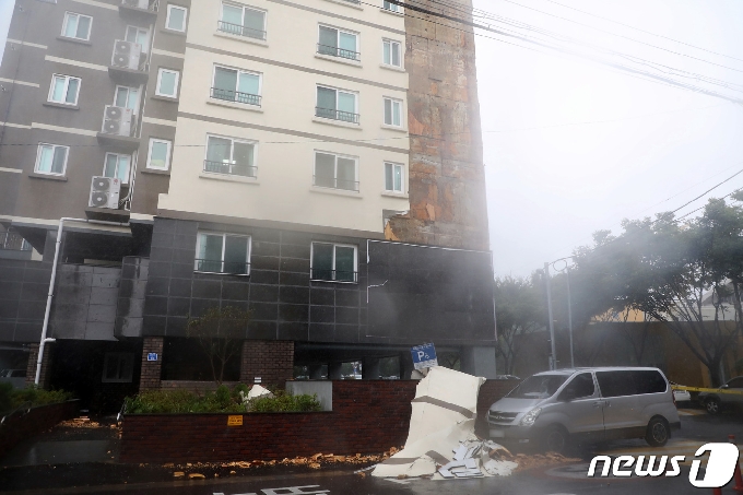 26일 제8호 태풍 '바비'의 영향권에 들어간 제주에서 강풍 피해가 이어지고 있다. 이날 오후 제주시 이도2동 아파트에서 외벽이 떨어져 승합차 한대가 파손되는 피해가 발생했다.2020.8.26/뉴스1 © News1 홍수영 기자