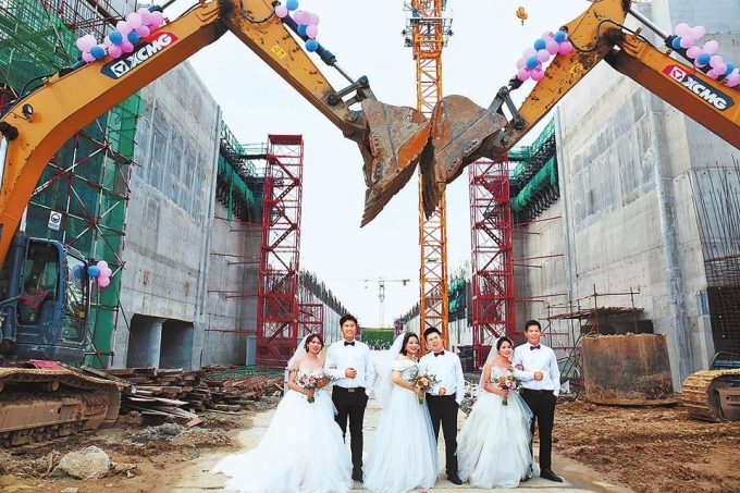 칠석 전날 공사장에서 집단결혼식을 올리고 있는 중국 연인들. / 사진 = 다허망