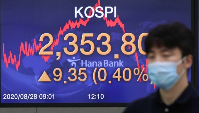 28일 오후 서울 중구 하나은행 딜링룸에서 딜러들이 업무를 보고 있다. /사진=뉴시스