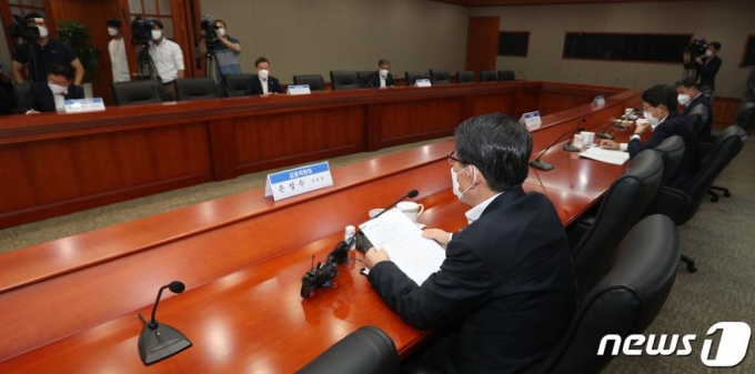(서울=뉴스1) 신웅수 기자 = 은성수 금융위원장이 27일 오후 서울 여의도 금융투자협회에서 열린 증권업계 간담회에서 모두발언을 하고 있다. 2020.8.27/뉴스1