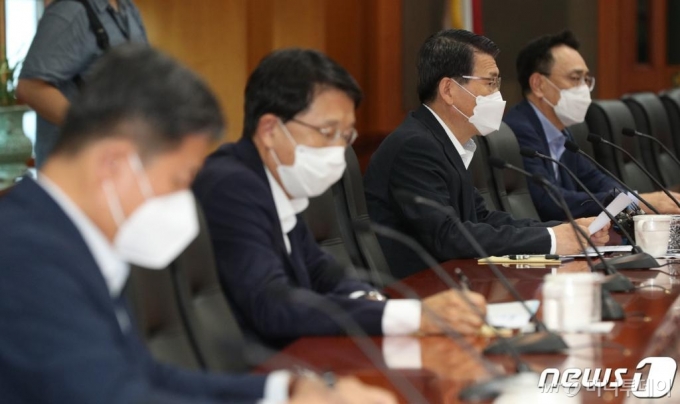 (서울=뉴스1) 신웅수 기자 = 은성수 금융위원장이 27일 오후 서울 여의도 금융투자협회에서 열린 증권업계 간담회에서 모두발언을 하고 있다. 왼쪽부터 김정각 금융위원회 자본시장정책관, 장석훈 삼성증권 대표, 은 위원장, 이현 키움증권 대표. 2020.8.27/뉴스1