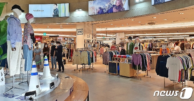 한화갤러리아타임월드 7층에 리뉴얼 오픈한 ‘바인드 메가샵’ 매장 모습.(한화갤러리아타임월드 제공)© 뉴스1