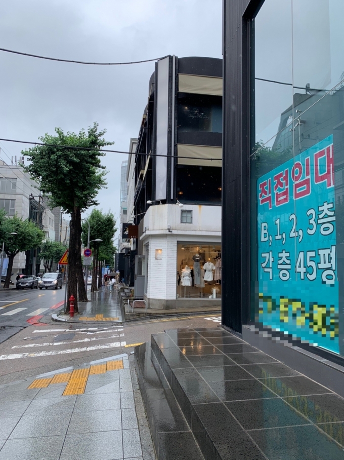 강남구 신사동 가로수길 대로변 상가에 임대 매물 안내문이 붙어있다. /사진제공=상가정보연구소