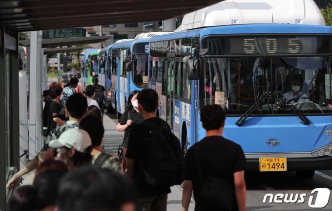 (서울=뉴스1) 구윤성 기자 = 서울시가 수도권 사회적 거리두기 2.5 단계 시행에 맞춰 9월 6일까지를 '천만 시민 멈춤 주간'으로 정하고, 31일 밤 9시 이후 서울시내 버스 야간 운행을 20% 감축한다. 서울시는 시민들의 바깥 활동을 줄이고, 조기 귀가를 유도하기 위한 조치라고 밝혔다. 사진은 이날 서울역 환승센터. 2020.8.31/뉴스1