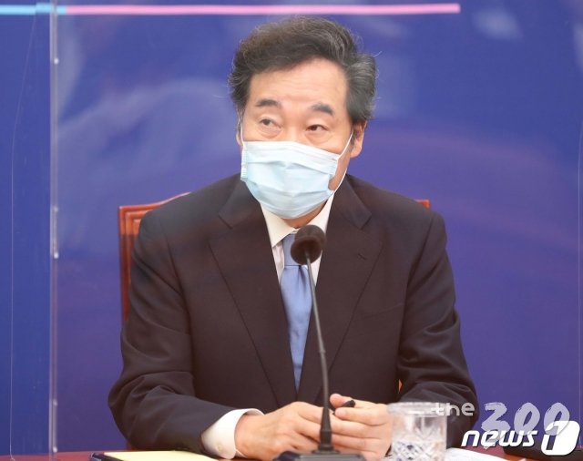 (서울=뉴스1) 성동훈 기자 = 이낙연 더불어민주당 신임 대표가 31일 오후 서울 여의도 국회에서 기자간담회를 하고 있다. 2020.8.31/뉴스1
