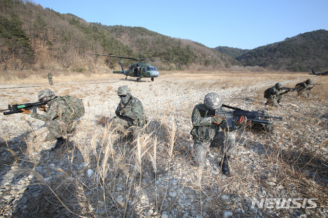 [양양=뉴시스] 김경목 기자 = 훈련 중인 국군. 2020.01.02.   photo31＠newsis.com