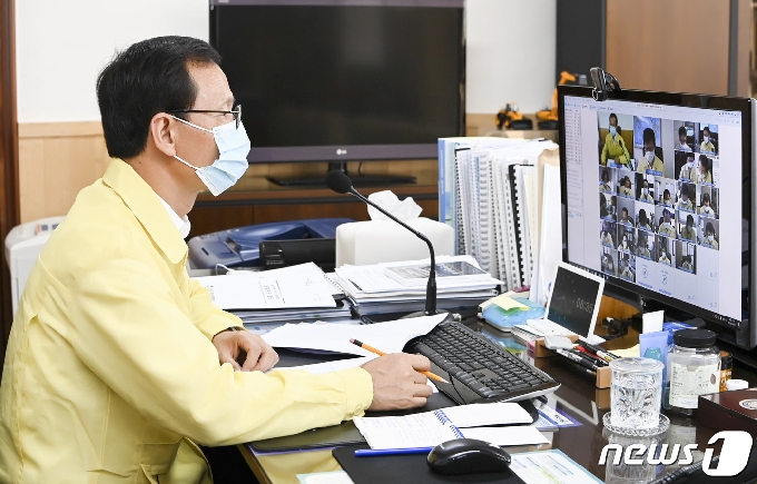 1일 조병옥 충북 음성군수가 코로나19 대응 간부회의를 영상회의로 전환해 대응책을 모색하고 있다.(음성군 제공)2020.9.1/© 뉴스1