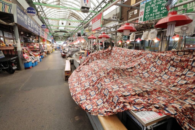 [서울=뉴시스]김병문 기자 = 정부의 사회적 거리두기 2.5단계 시행 이후 첫 평일 점심시간인 31일 오후 서울 종로구 광장시장의 한 점포가 코로나19 확산으로 인해 임시휴무하고 있다. 2020.08.31. dadazon@newsis.com