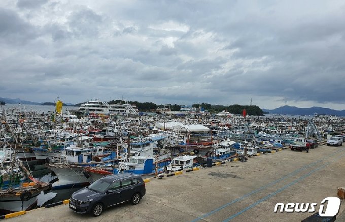 [사진] 태풍 '마이삭' 피해 여수 국동항에 몰려든 선박들
