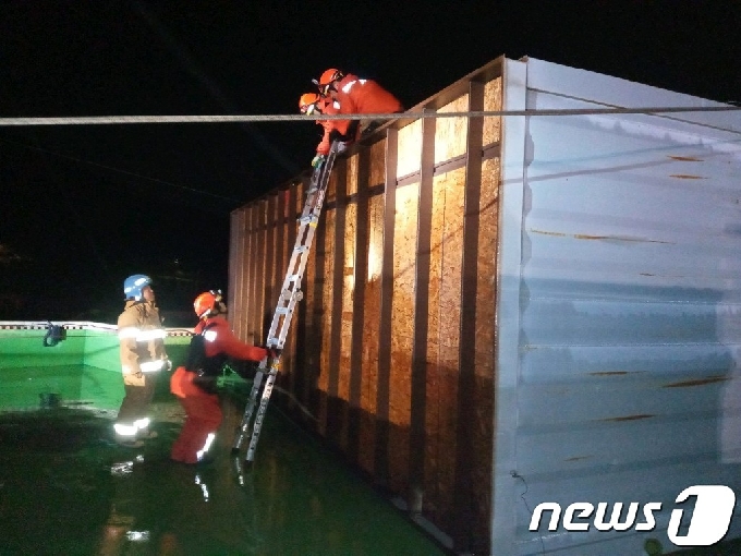 [사진] 강풍에 옥상 위에 설치된 컨테이너 넘어져