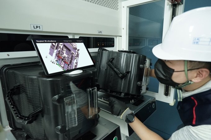 한 제조 시설에서 현장 엔지니어가 태블릿PC를 통해 삼성SDS의 넥스플랜트 3D 엑설런스로 제작한 3D 디지털 매뉴얼을 보면서 작업하고 있다. /사진제공=삼성SDS