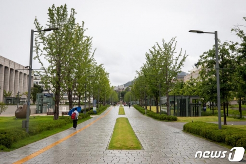 신종 코로나바이러스 감염증(코로나19)이 확산되고 있는 2일 서울 서대문구 연세대학교 신촌캠퍼스가 비대면 수업이 이어지며 개강에도 불구하고 한산하다. 연세대학교는 코로나19 확산 우려로 중앙도서관과 학술정보관을 2일부터 6일까지 임시 휴관했다. /사진=뉴스1