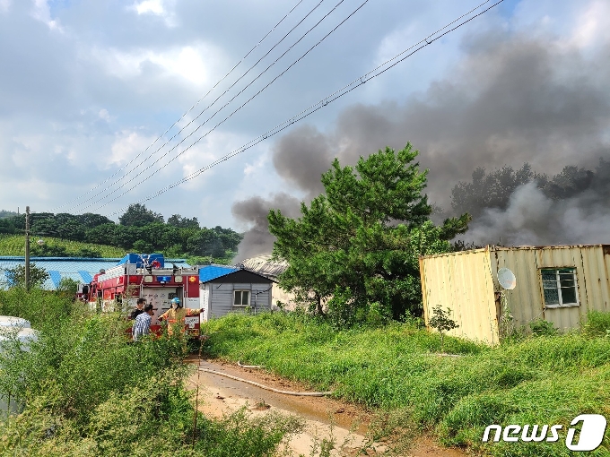 소방대원들이 3일 오후 전남 무안군 무안읍 교촌2리 한 마을 고구마 저장창고에서 진화작업을 벌이고 있다.&#40;독자 제공&#41; 2020.9.3/뉴스1