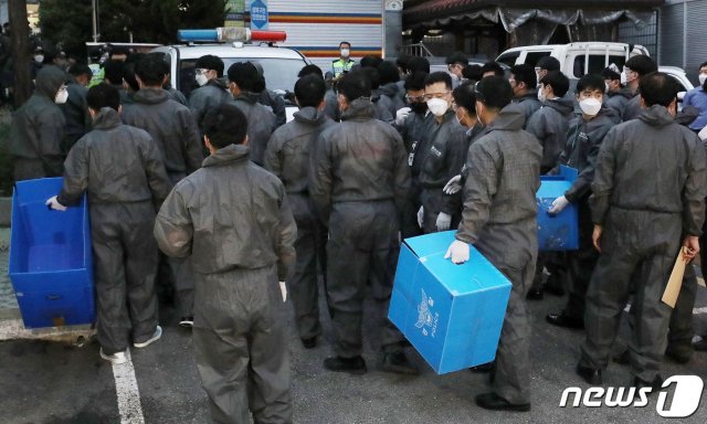 21일 오후 서울 성북구 사랑제일교회 압수수색에 나선 경찰이 방역복 차림으로 좁은 진입로를 통해 교회로 향하고 있다. 경찰은 교인 명단을 비롯해 광복절 집회 참석자 명단 등을 집중적으로 확보할 예정이다. 2020.8.21/뉴스1 &#169; News1