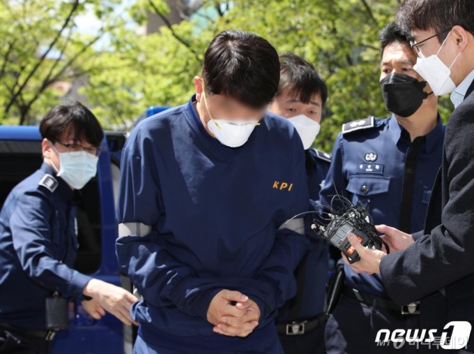 '라임자산운용 환매중단 사태'를 무마한 의혹을 받는 김모 전 청와대 행정관이 18일 오후 서울 양천구 서울남부지방법원에서 열린 구속 전 피의자심문(구속영장 실질심사)에 출석하고 있다. /사진=뉴스1