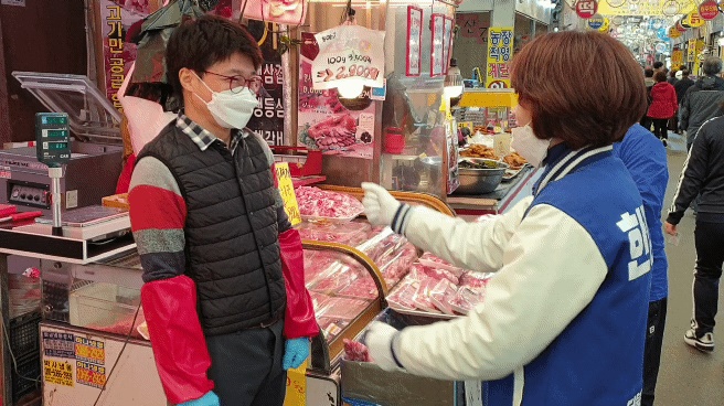 한정애 민주당 의원이 지난 4월12일 후보 시절 서울 강서구 봉제산과 남부골목시장 일대에서 주민과 이야기를 나누고 있다.