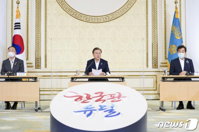(서울=뉴스1) 박정호 기자 = 문재인 대통령이 3일 오전 청와대 영빈관에서 제1차 한국판 뉴딜 전략회의를 주재하고 있다. 2020.9.3/뉴스1