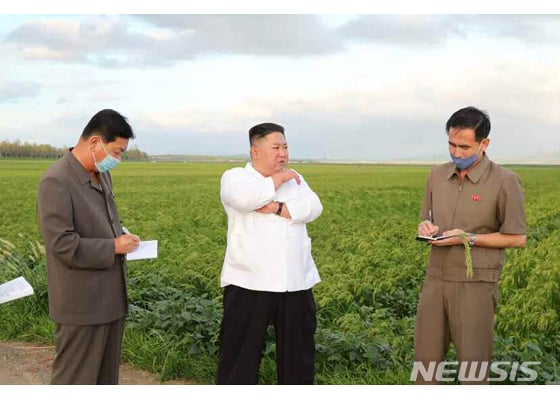 [서울=뉴시스]박진희 기자 = 북한 김정은 국무위원장이 제8호 태풍 '바비'가 지나간 황해남도의 태풍 피해지역을 찾아 피해 상황을 점검했다고 노동신문이이 28일 보도했다. (사진=노동신문 캡처) 2020.08.28.  pak7130@newsis.com  (* 위 사진은 재배포, 재판매, DB 및 활용을 금지합니다)