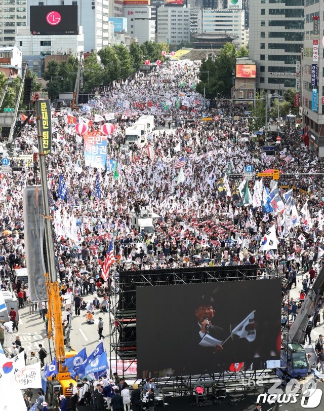 (서울=뉴스1) 이동해 기자 = 자유한국당과 문재인 하야 범국민투쟁본부 소속 보수단체들이 지난해 10월3일 서울 시청 일대에서 문재인 정부를 비판하고 조국 장관의 사퇴를 촉구하는 집회를 갖고 있다. 2019.10.3/뉴스1