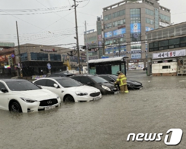 제10호 태풍 '하이선'영향으로 7일 경남지역 곳곳에서 도로 침수 신고가 속출했다. 사진은 7일 오전 9시쯤 침수된 경남 양산시 삼호동의 한 주차장./사진=뉴스1