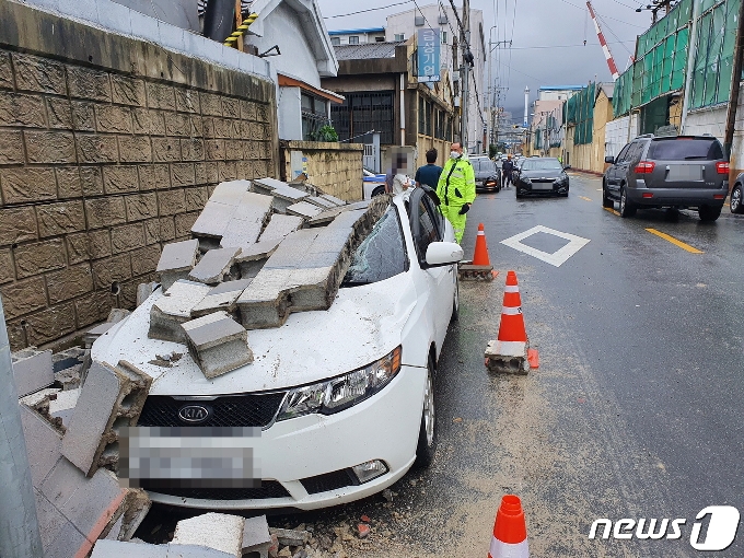 7일 제10호 태풍 '하이선'북상으로 부산 영도 경남조선삼거리에서 벽면이 무너지면서 차량 2대가 파손됐다.(부산경찰청 제공)/사진=뉴스1