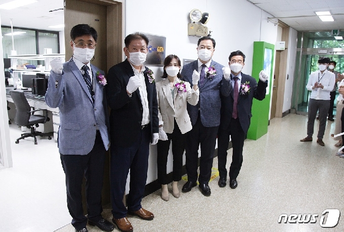 지난 2일 생명연 바이오벤처센터에서 열린 현판식 장면.(왼쪽부터) 원큐어젠(주) 대표이사 장관영, 아이큐어(주) 대표이사 최형권, 유전체맞춤의료전문연구단 김보경 박사, 한국생명공학연구원장 김장성, 한국생명공학연구원 바이오경제혁신사업부장 이홍원. © 뉴스1