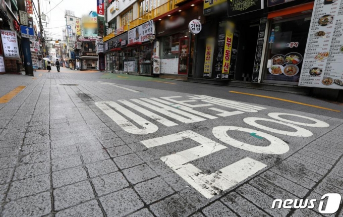 수도권 사회적 거리두기 2.5단계가 시행 중인 7일 오후 서울 서대문구 신촌 연세로가 한산한 모습을 보이고 있다. /사진=뉴스1