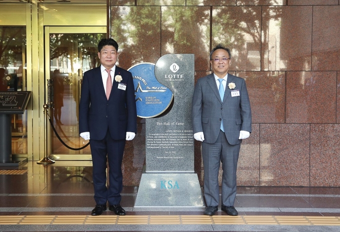 8일 서울 소공동 롯데호텔 본점에서 진행된 '명예의 전당 헌정비 제막식' 진행 후 김현식 롯데호텔 대표이사(왼쪽)와 이상진 한국표준협회장이 기념 촬영을 하고 있다. /사진=롯데호텔