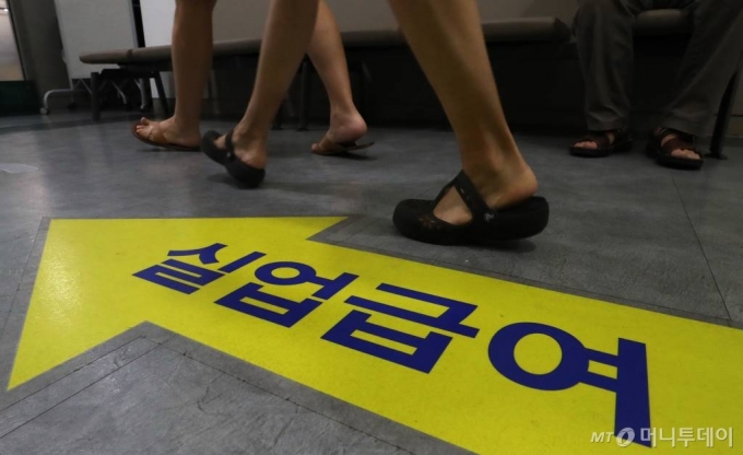 마포구 서울서부고용복지플러스센터를 찾은 구직자들이 실업급여 등 구직 상담을 위해 발걸음을 옮기고 있다. / 사진=이기범 기자 leekb@