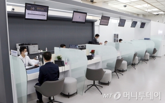 한 시중은행 창구(본 기사와는 관련 없음)