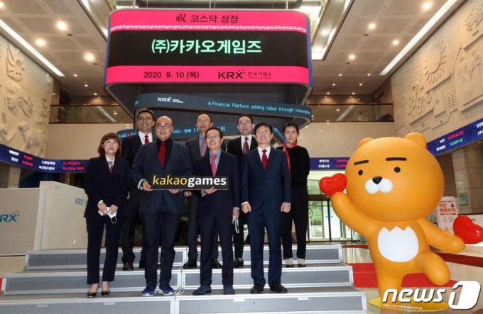 (서울=뉴스1) 황기선 기자 = 남궁훈(앞줄 왼쪽 두번째부터), 조계현 카카오게임즈 공동대표가 10일 오전 서울 영등포구 여의도 한국거래소에서 관계자들과 코스닥 상장을 축하하며 기념촬영을 하고 있다. 이날 카카오게임즈는 국내 증시 개장과 동시에 가격제한폭인 6만2400원까지 치솟았다. 이로써 카카오게임즈의 시가총액은 4조5680억원으로 셀트리온제약을 제치고 코스닥 시총 5위에 올랐다. 2020.9.10/뉴스1