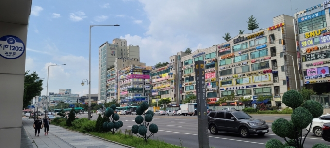 7호선 부천시청역 인근 대로변과 상권 전경. 단지와 도보 5분 거리로 가깝다. /사진=유엄식 기자