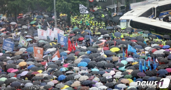 (서울=뉴스1) 김명섭 기자 = 보수단체 회원들이 15일 서울 종로구 사직로에서 집회를 하며 청와대로 행진하고 있다. 2020.8.15/뉴스1