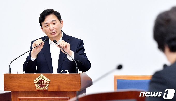 원희룡 제주도지사가 제주도의회 본회의장에서 제주도의회 의원들의 질문에 답변하고 있다.(제주도의회 제공)2020.7.28 /뉴스1 © News1
